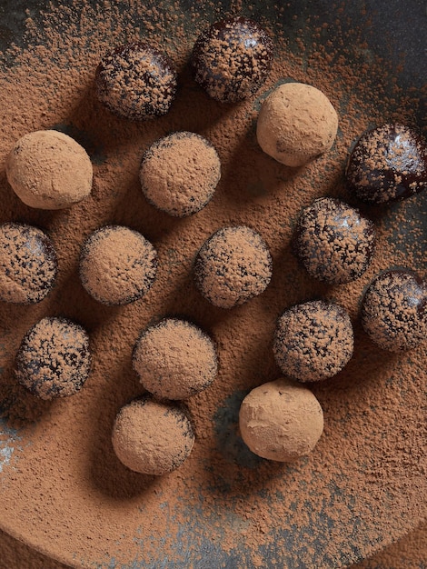 Foto blissballetjes van rauwe chocolade bestrooid met cacao