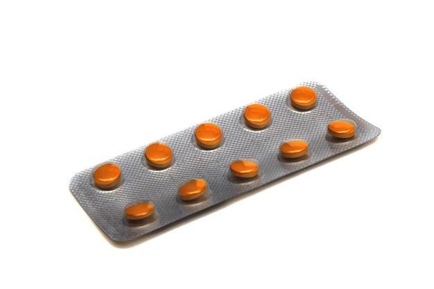 Blister met gele pillen isoleren op witte achtergrond