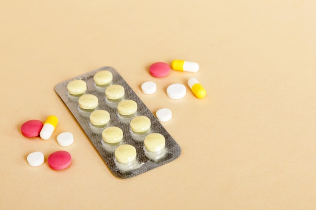 Blisterverpakking met vitamine op gekleurde achtergrond Geneeskunde pillen op een lichte achtergrond Geneesmiddelen en recept pillen plat lag achtergrond gele medische tabletten in blister
