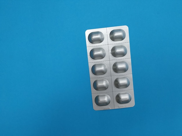 Blisterverpakking op blauwe achtergrond