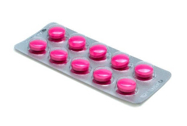 blisterverpakking van roze tabletten pillen geïsoleerd op witte achtergrond
