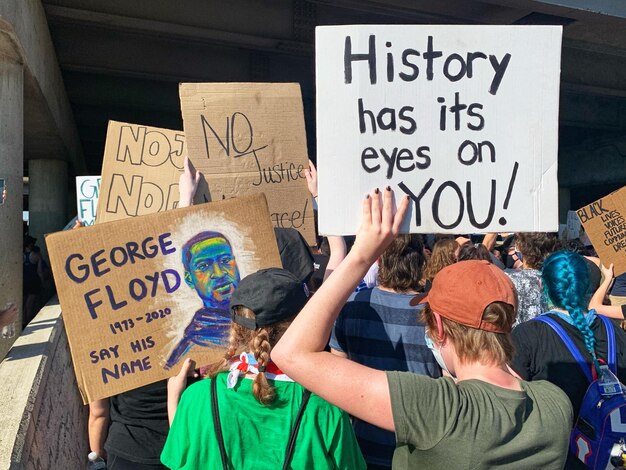 Blm-demonstranten met het George Floyd-bord