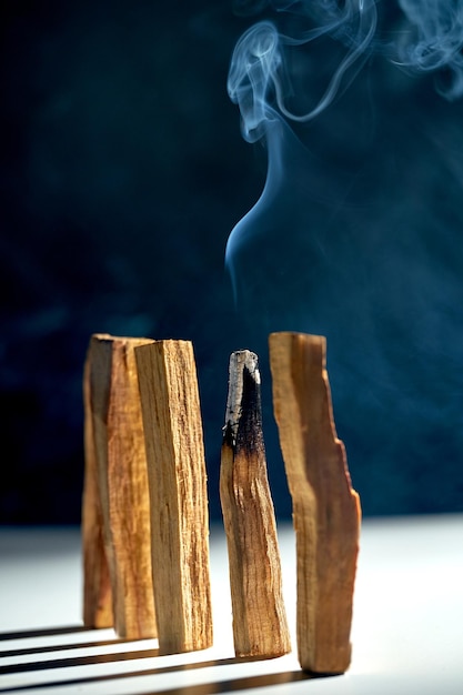 Photo a block of palo santo wood is burning aromatic smoke for meditation and healing