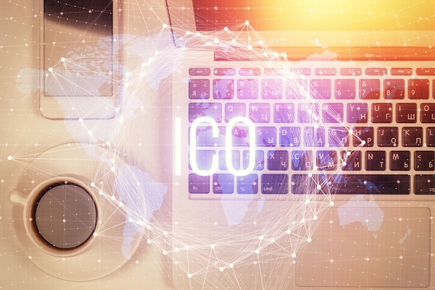 Foto disegni di ologrammi a tema blockchain sul computer sullo sfondo del desktop vista dall'alto doppia esposizione