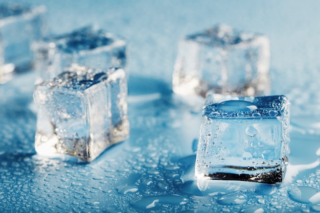 Блоки льда с водой капли крупным планом.