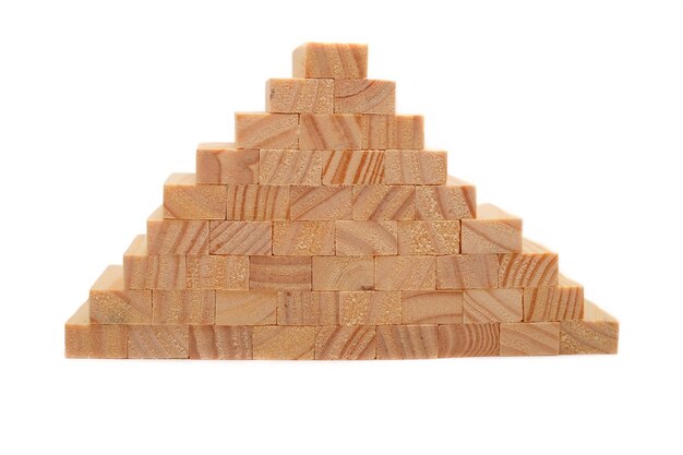Игра с деревянными блоками на белом фоне
