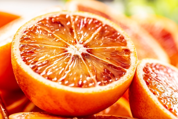Bloed Siciliaanse sinaasappelen gesneden met verse melissa - close-up.