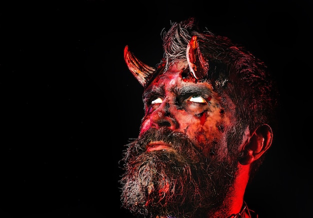 Foto bloedige huid voor halloween halloween-vakantieviering man demon op zwarte achtergrond close-up desig