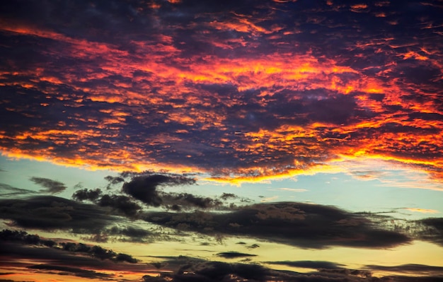 Bloedige lucht op clound in de avond voordat de duisternis komt voor de achtergrond van de Halloween-dag