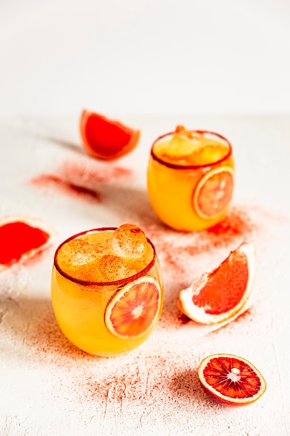 Bloedsinaasappel margarita cocktail in een ouderwets glas met gerookte paprika op de rand, roze grapefruit.