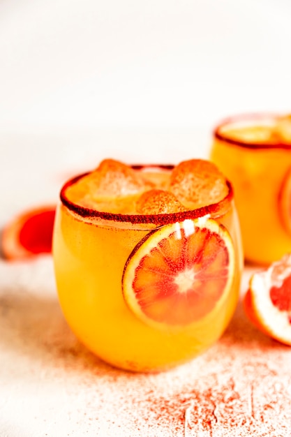 Bloedsinaasappel margarita cocktail in een ouderwets glas met gerookte paprika op de rand, roze grapefruit.