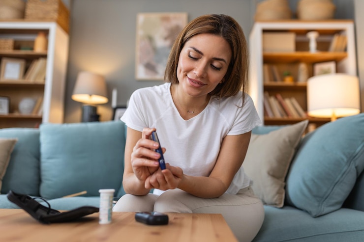 Foto bloedsuikertest thuis controle van de bloedsuikerspiegel thuis diabetici controle van het bloedsuikerspiegels vrouw controle van het bloedzuikerspiegel thuis met behulp van een glucometer en een teststrook