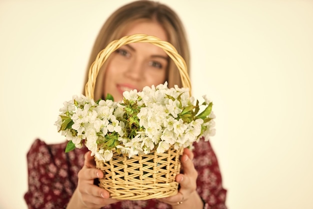 Bloei bezorgen Vrouwen- en moederdag Bloemenwinkel Natuurlijke geur Meisje draagt bloemen in mand Bloemenwinkel Bloemist carrière Schik snijbloemen mooi boeket Geluk Eerste lentebloemen