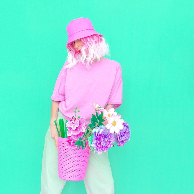 Bloeiende bloemen esthetische sfeer. Hipster zomer dame. Mode-concept. ideaal voor bloggers, websites, tijdschriften, ondernemers, instagram