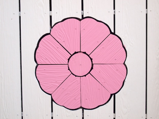 Foto bloem houten muur