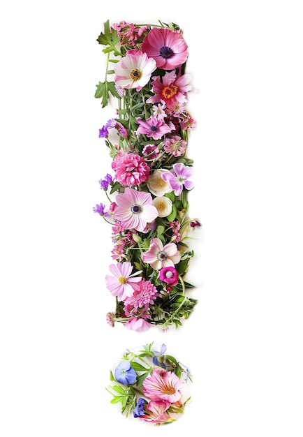 Foto bloem lettertype uitroepteken gemaakt van prachtige bloemen geïsoleerd op witte achtergrond