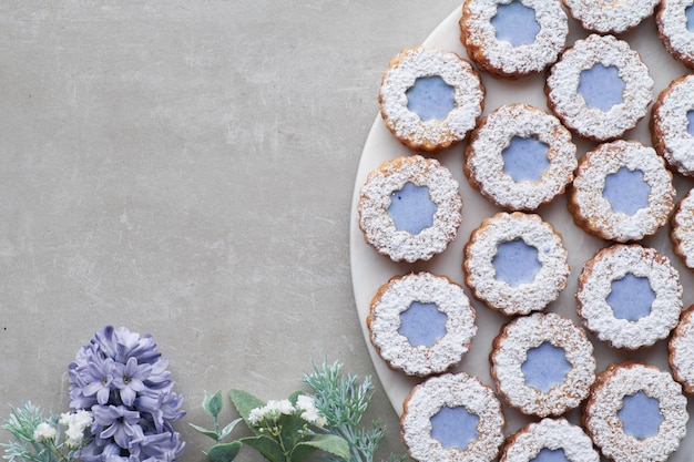 Bloem Linzer-koekjes met blauwe beglazing