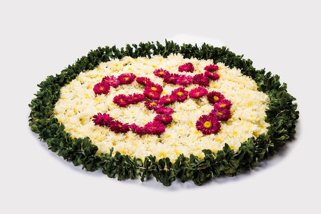 Bloem Rangoli voor Diwali of Pongal Festival gemaakt met behulp van Goudsbloem of Zendu bloemen en rozenblaadjes over humeurig of witte achtergrond, selectieve aandacht