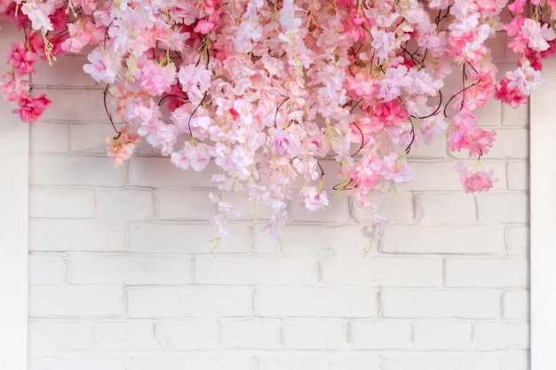 Bloem textuur achtergrond voor bruiloft scène bloemen op witte bakstenen muur met vrije ruimte voor tekst wo...