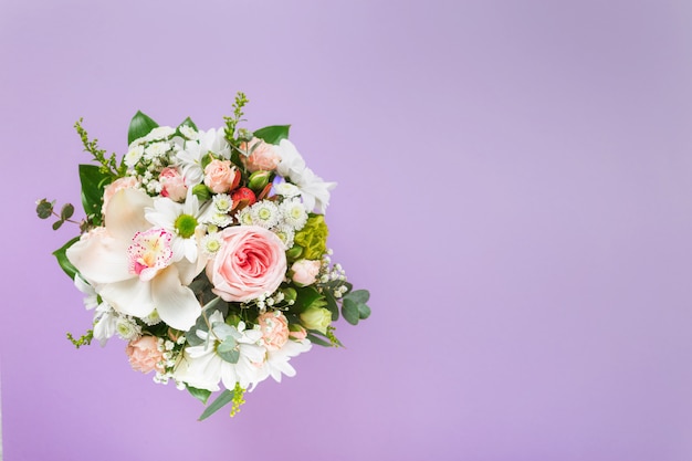 Bloemboeket met geschenkdozen op paarse achtergrond met kopie ruimte. Plat lag, bovenaanzicht bloemen Valentijnsdag of Moederdag concept