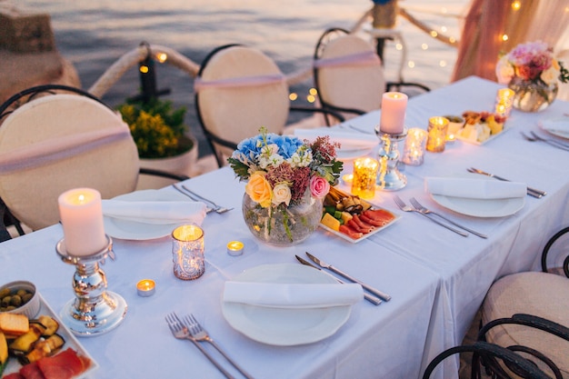 Bloemcomposities op de trouwtafel in rustieke stijl