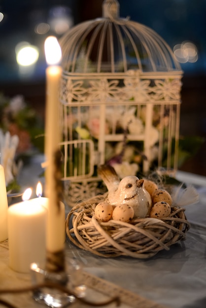 Bloemen arrangement in kooi bruiloft decor een boeket bloemen met een vogel en een nest