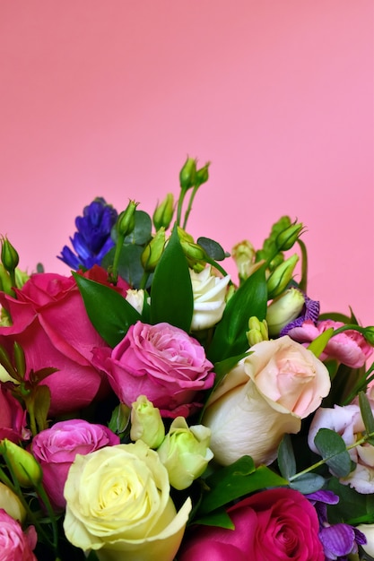 Bloemen arrangement op roze achtergrond