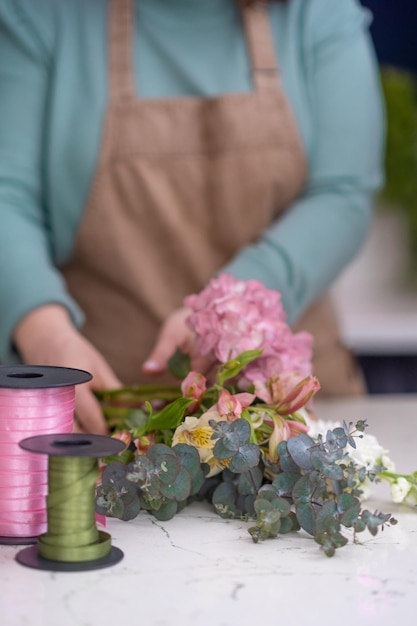 Bloemen bezorgconcept bloemist regelt boeket klaar om te worden verzonden en afgeleverd bij klanten