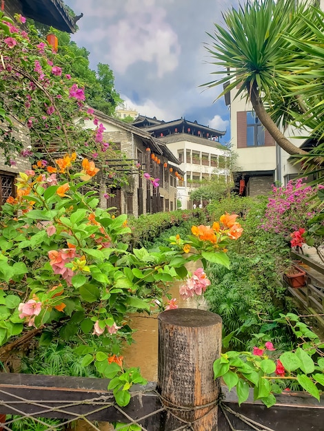 Bloemen bij het waterkanaal in een Chinees dorp