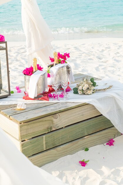 bloemen boeket en glas en champagne in huwelijksboog