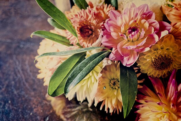 Foto bloemen bruiloftsarrangement van dahlia's