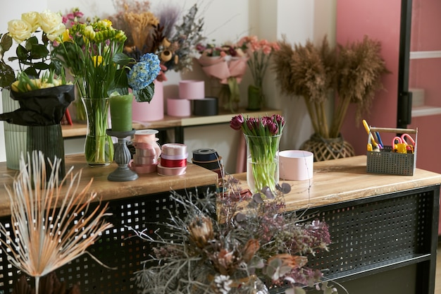 Bloemen en boeketten bij moderne lichte bloemenwinkel