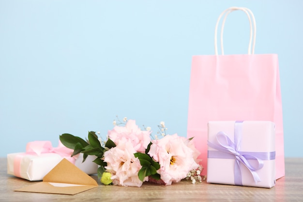 Bloemen en cadeaus op tafel maart concept moederdag vrouwendag