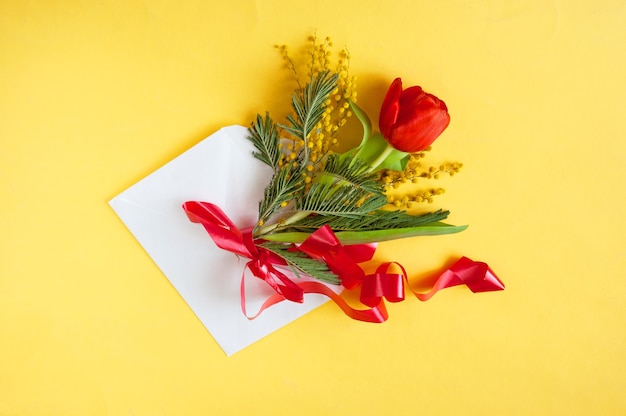 Bloemen en envelop in wenskaart