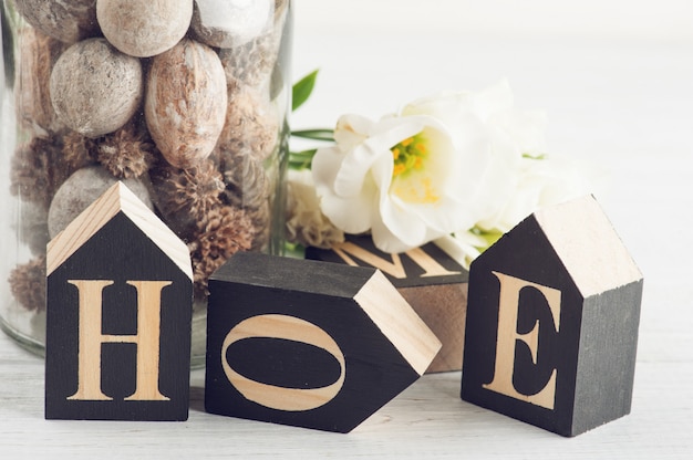 Bloemen en houten letter home