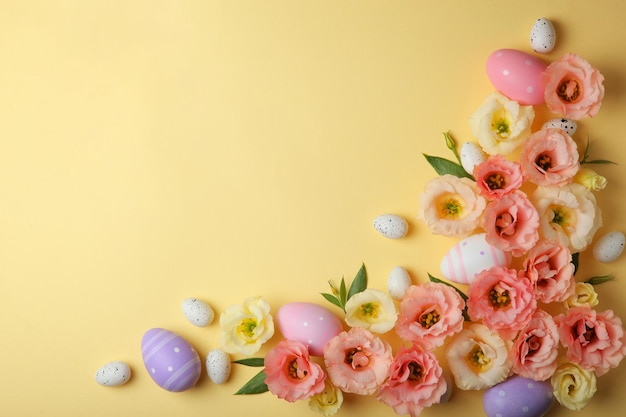 Foto bloemen en paaseieren op een gekleurde achtergrond close-up pasen background