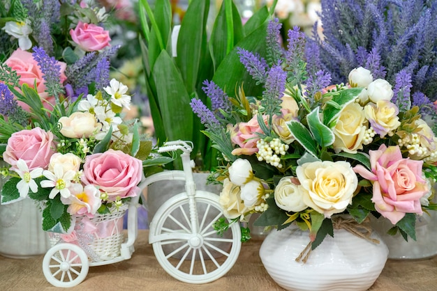 Bloemen en witte fiets.