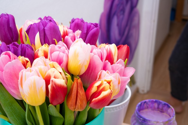 Bloemen Floristiek Boeket van kleurrijke tulpen. Detailopname.