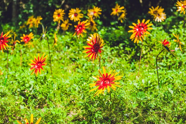 Bloemen gemaakt van plastic flessen