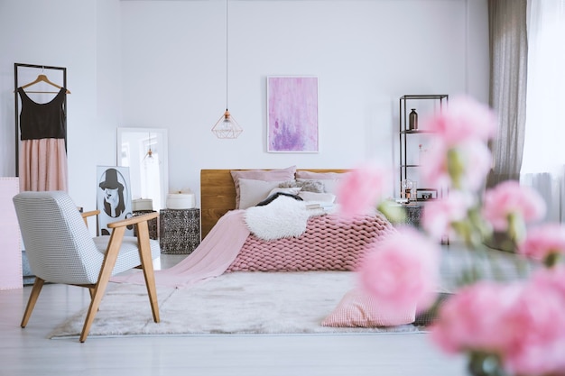 Bloemen in chique roze slaapkamer