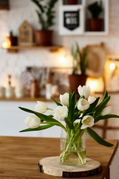 Bloemen in de keuken