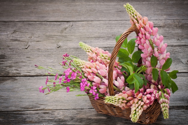 Bloemen in de mand op oude achtergrond