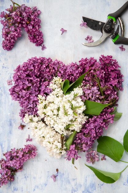 bloemen in de vorm van een hart.