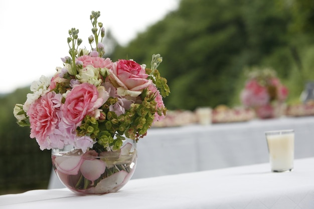 Bloemen in een glazen vaas op een steunmuur