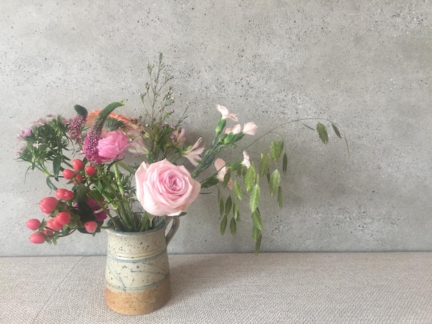 Bloemen in een vaas tegen de muur