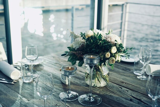 Foto bloemen in glas op tafel.