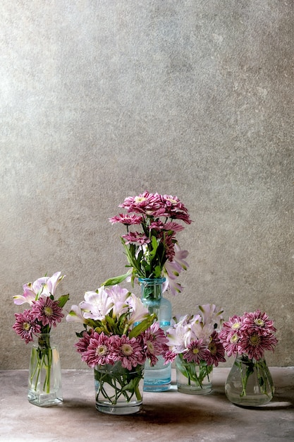 Bloemen in glazen potten