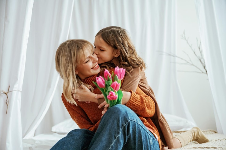 Foto bloemen in handen moedersdag concept vrouwelijke ouder met dochter is thuis