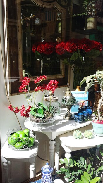 Bloemen in potten en mand op tafel in de achtertuin