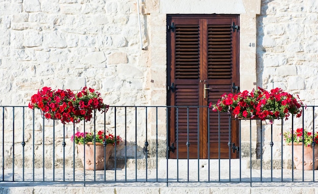 Bloemen in potten op het balkon